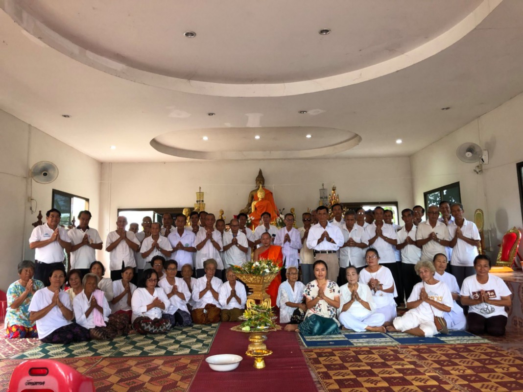 นายสุพิศ สมยาราช ประธานสภาวัฒนธรรมตำบลดอยงาม นายสมบูรณ์ สุวรรณ์ ประธานชมรมผู้สูงอายุตำบลดอยงาม นำคณะกรรมการผู้สูงอายุ คณะกรรมการสภาวัฒนธรรมตำบลดอยงาม คณะศรัทธาบ้านสันมะกอก บ้านหนองหมด ทำกิจกรรมทำบุญสัญจร ตามโครงการทำบุญสัญจร ตำบลดอยงาม ประจำปี 2563  ในวันพุธที่ 26 สิงหาคม 2563 ณ วัดสันมะกอก วัดหนองหมด